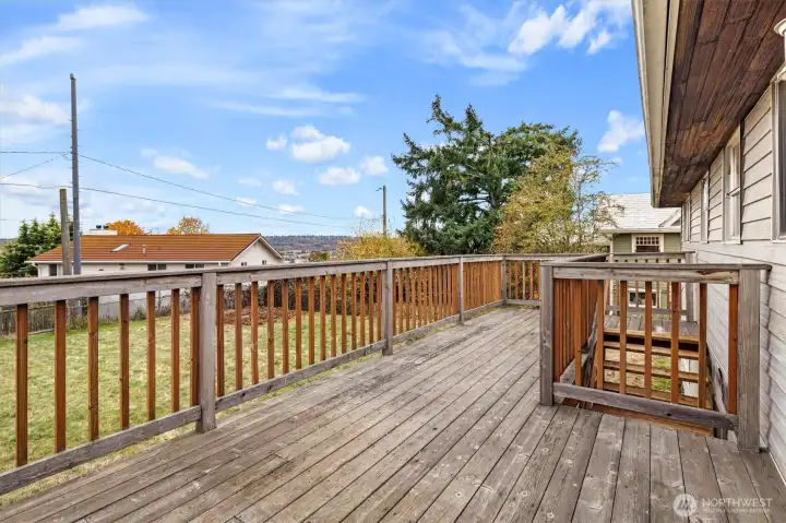 Spacious deck off kitchen
