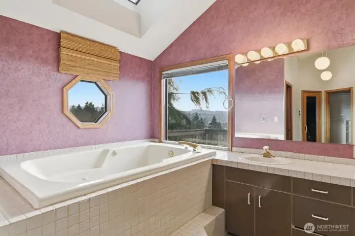 Jetted Tub w/ Views