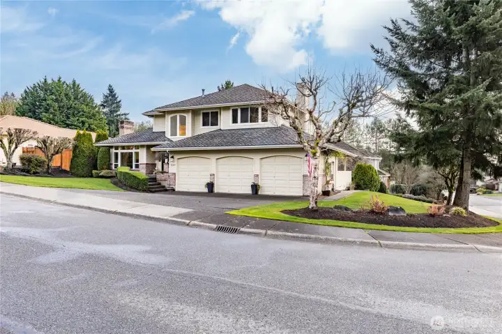 Prime corner lot location in a fantastic community! Take the neighborhood stairs down to Isaac Evans Park for Green River access, trails, and play. With Auburn Golf Course just around the corner, this is a dream spot for outdoor enthusiasts.