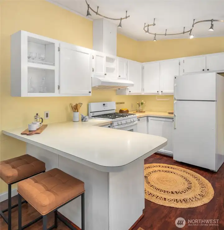 Eating bar is a front-row seat for meal prep and a good spot for a quick meal or catching up on homework.