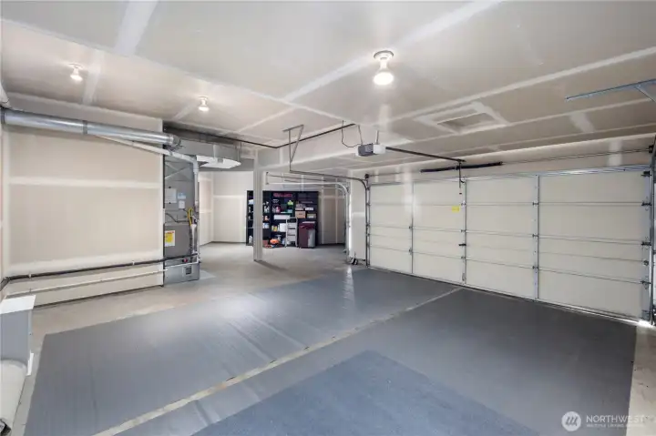 immaculate 3 car garage