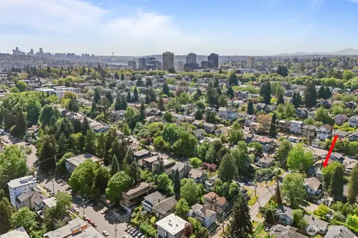 Incredible proximity to DT Seattle and local neighborhoods like: Greenlake, Laurelhurst, Windermere, Hawthorne Hills, and Maple Leaf.