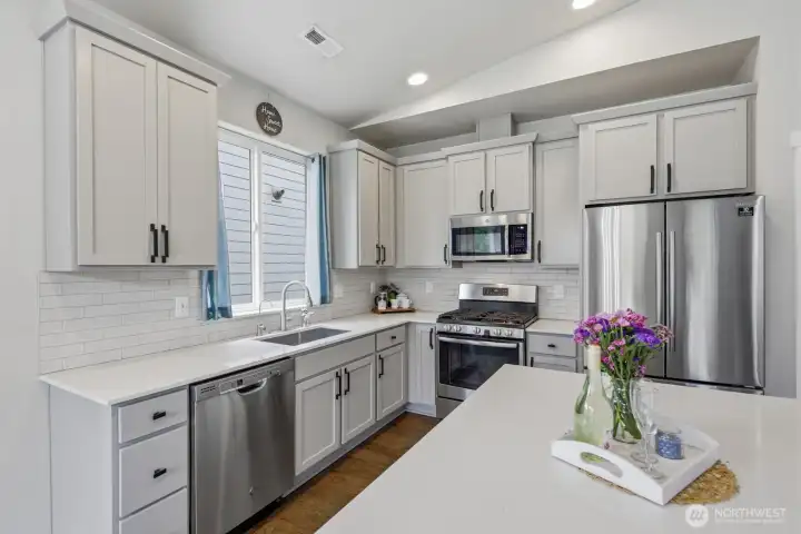 Quartz counters and stainless steal appliances