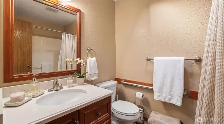 Full guest bath serving the upper level.