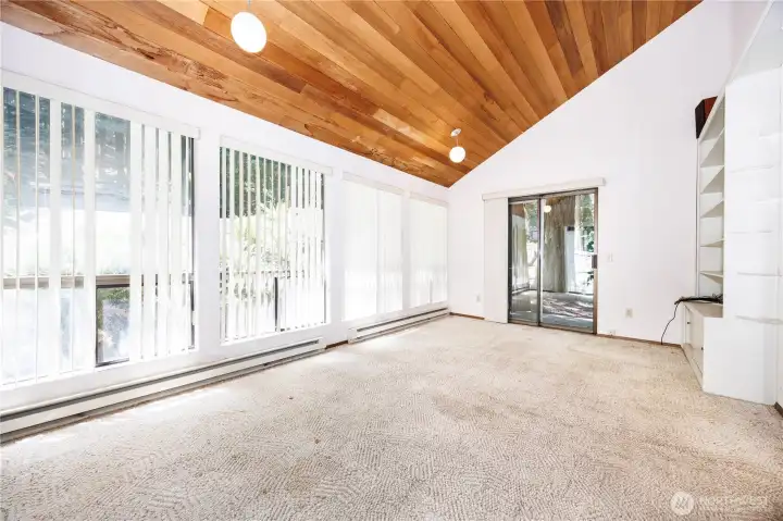Livingroom with vaulted ceilings