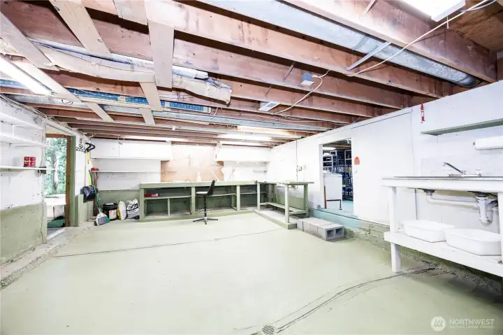 Great sapce w/ workbench for projects