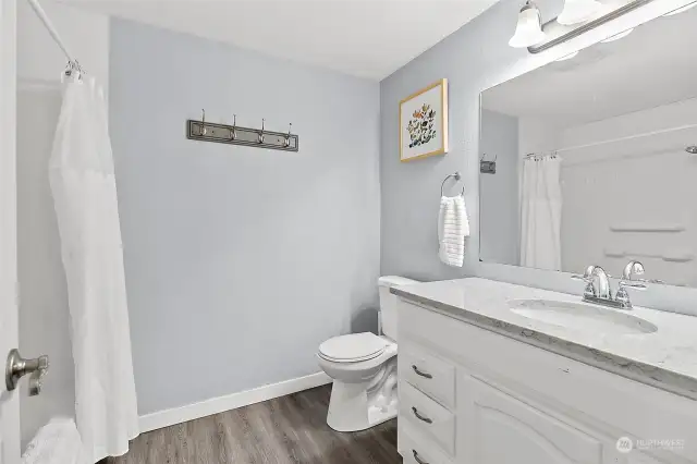 Fresh, neutral full bathroom awaits!