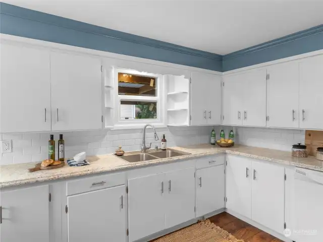 Great cabinet space for kitchen storage