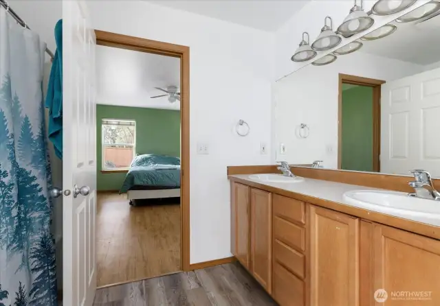 Primary bath with tub/shower
