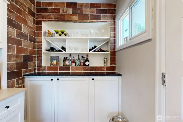 butlers pantry off kitchen
