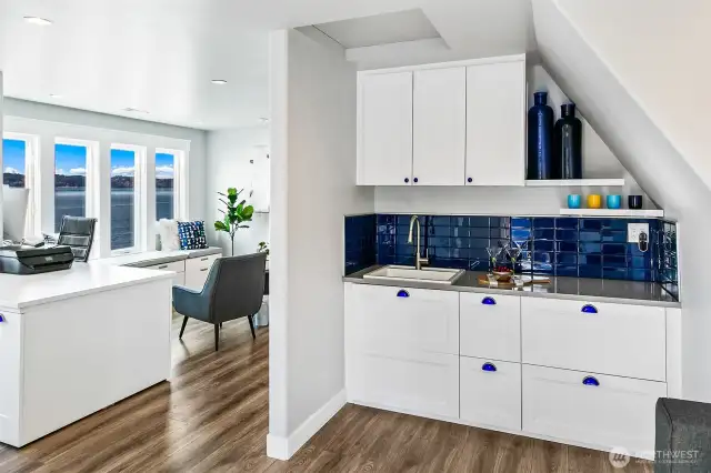 At 7316 Eastside Drive NE, the Beach House’s open-plan living and dining spaces invite the sea indoors. Panoramic Sound views flood through oversized windows, anchoring the space in light and serenity. Cozy, coastal, and ready for your next chapter.