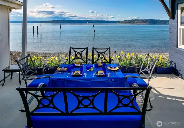 The Soundscape Lounge at 7316 Eastside Drive NE is where relaxation takes root. This terraced cabana space offers sun loungers, shaded dining, and sweeping views of Puget Sound—all framed by lush garden beds and just above the Beach House. An outdoor haven for sunrise yoga, afternoon naps, and evening gatherings.