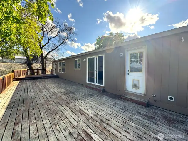 Perfect deck for entertaining