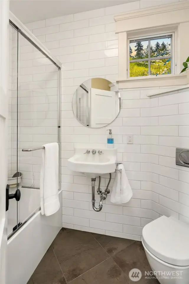 Hall full bathroom