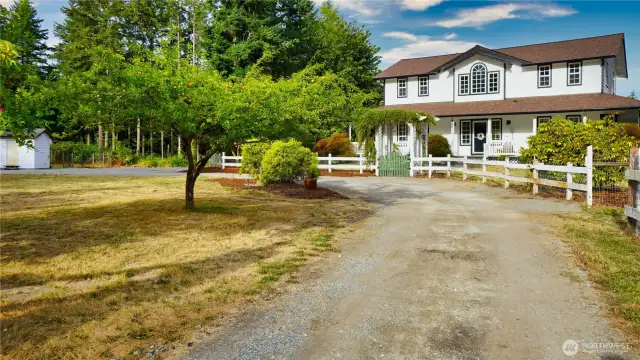 Enjoy you circle driveway
