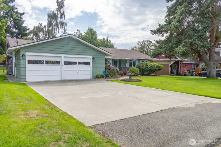Double-Garage & driveway