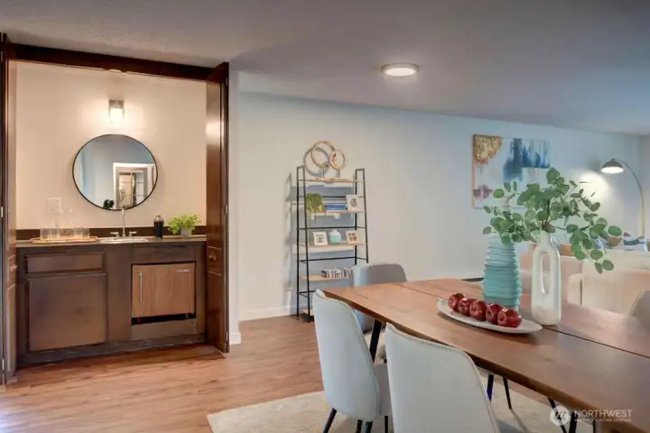 Dining area with wet bar