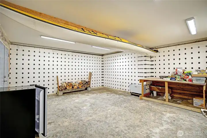 ....Excellent Heated Shop Space~