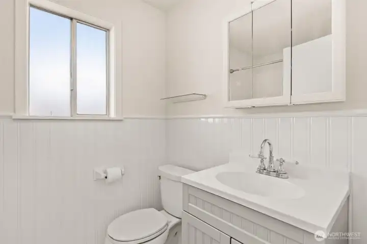 Full bathroom on the second floor.