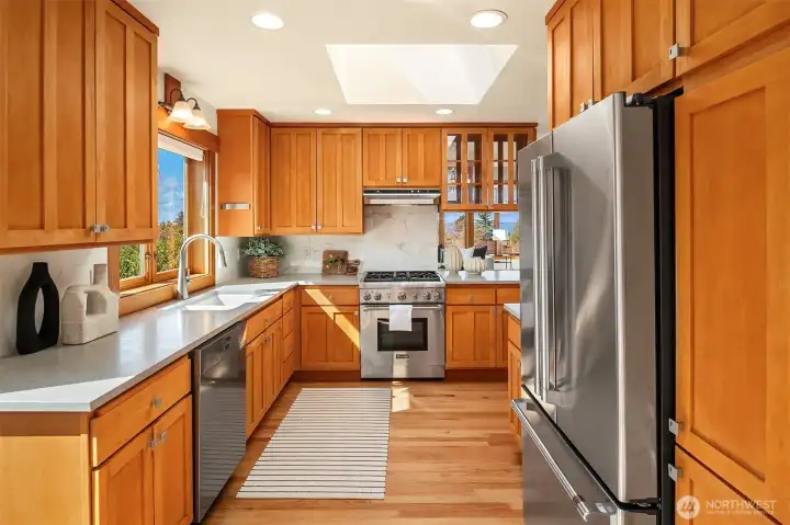 Mission style cabinets, stainless steel appliances
