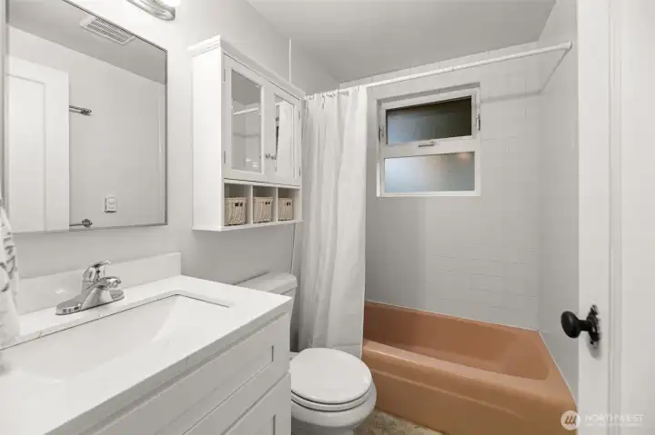 Full bathroom conveniently located between both bedrooms.