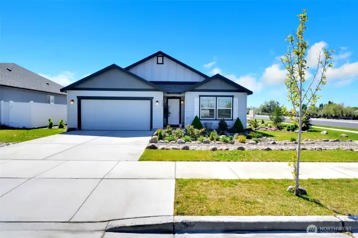 Beatuful front elevation shot showcasing clean architectural lines and manicured landscaping.
