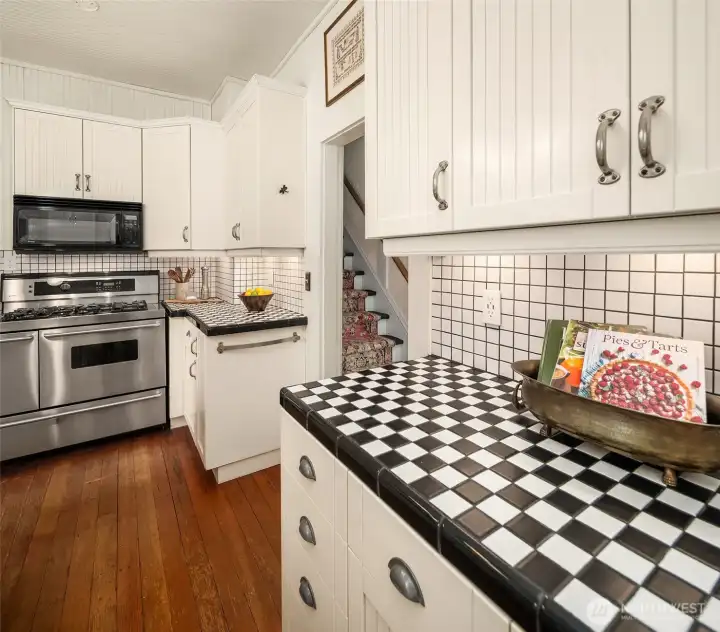 Built in range with two ovens and microwave above.