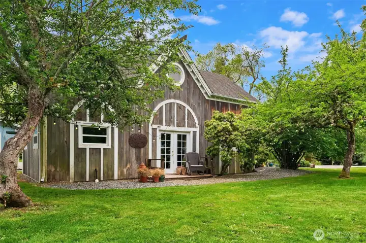 Carriage house sits well away from the main house and is darling, too.