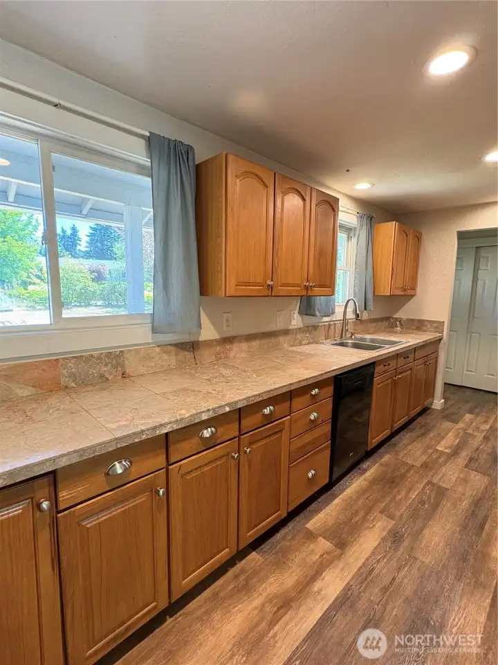 Double sink & LVP floors Double sink & LVP floors