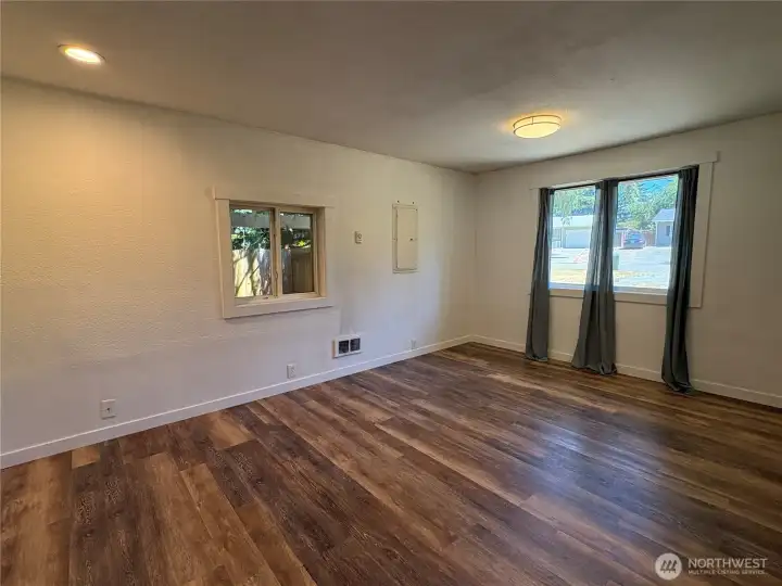 Spacious flexible room for dining, office or family room Spacious flexible room for dining, office or family room