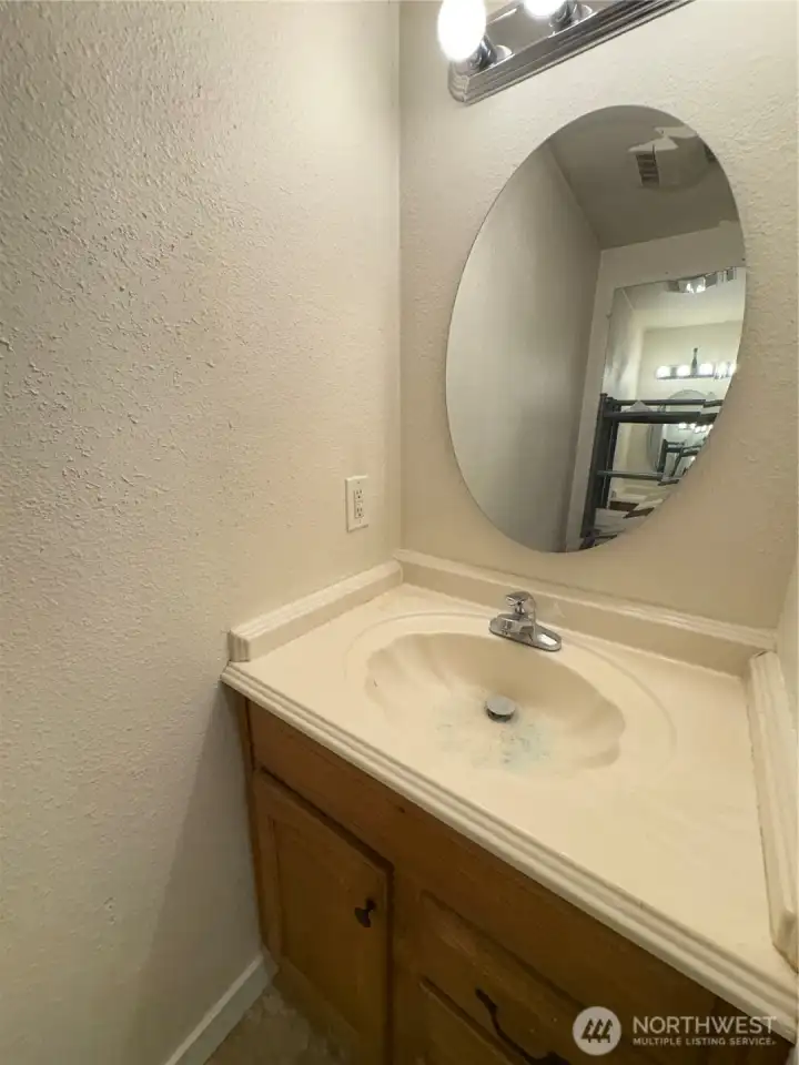 1/2 bath off primary bedroom 1/2 bath off primary bedroom