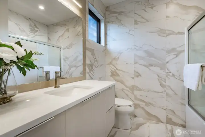 Attached ensuite (2nd Bedroom)