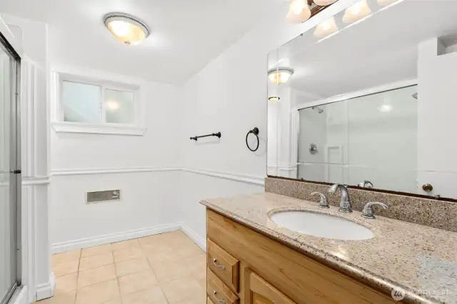 Lower level 2nd full bathroom