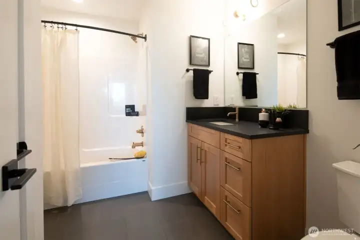 Upstairs Full Bathroom