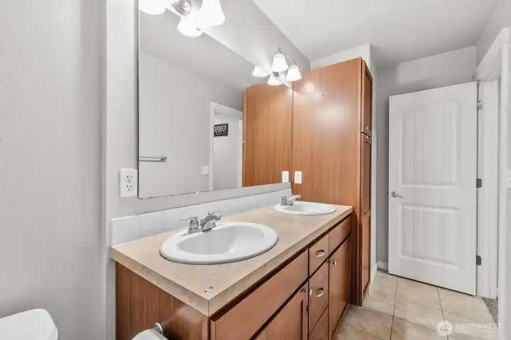 Hall Bath Upstairs