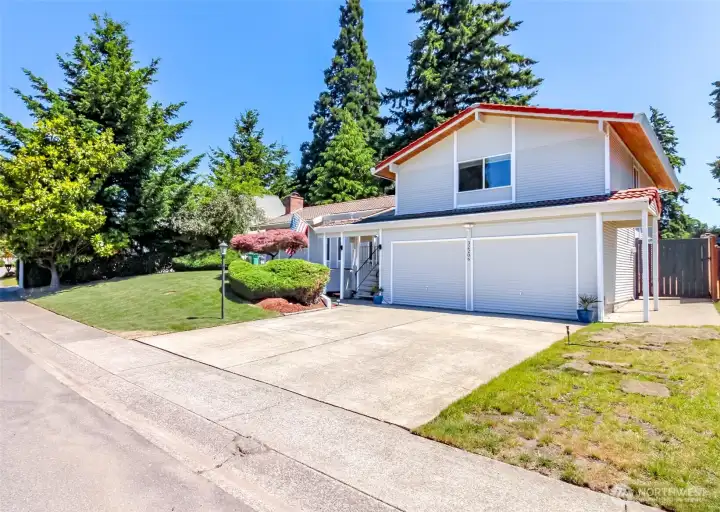 Gorgeous Twin Lakes Home surrounded by lush mature landscaping. Gorgeous Twin Lakes Home surrounded by lush mature landscaping.