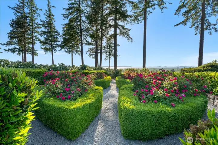 Private Rose garden perfect for the green thumb connoisseur. With amazing sunshine and water this 10 acre estate will please almost any palate.