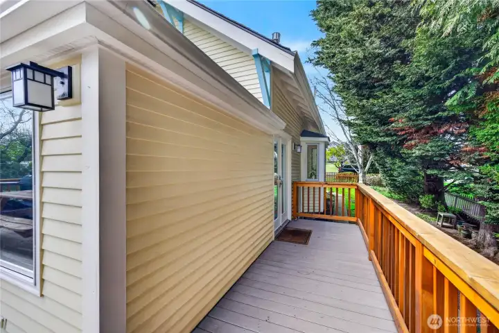 Side deck with access from the kitchen