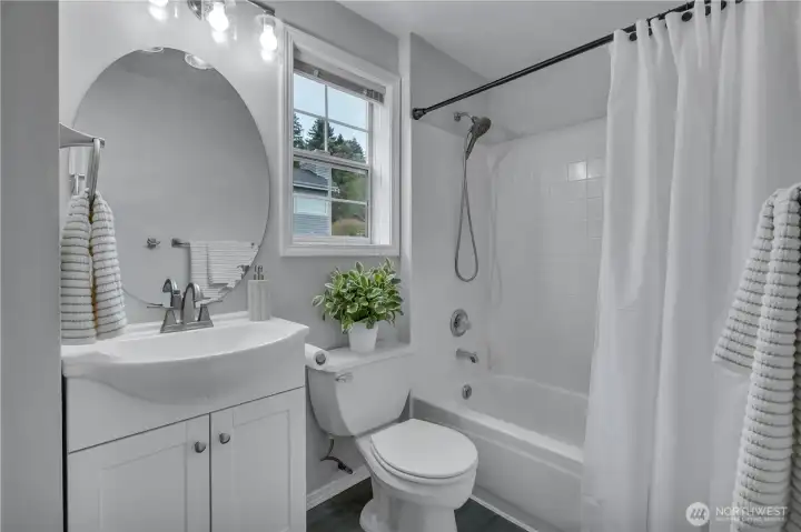 Jack 'n Jill bath separates two side bedrooms.