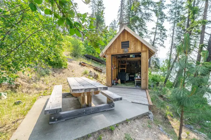 Cooking cabin on the most west portion of the waterfront.  This is a true retreat that will invigorate the senses.