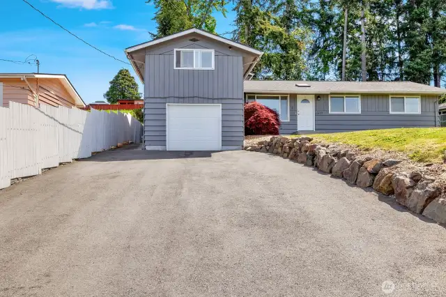 Large driveway for many Cars + RV