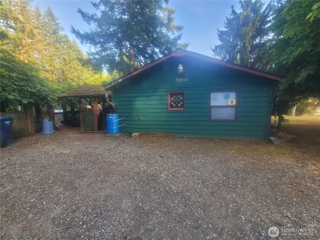 Lots of parking area on side of home.