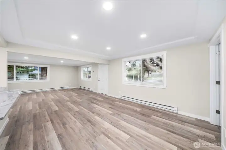 You can have your dining room set up here...