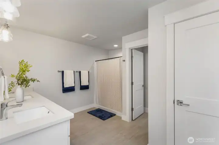 Primary bath with additional linen closet!