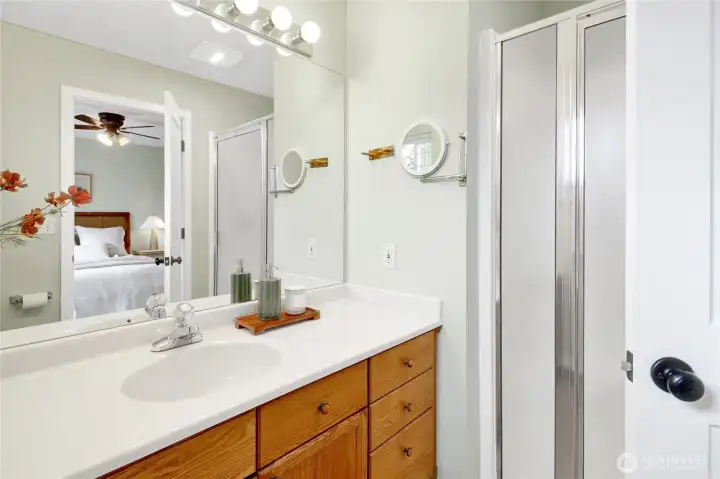 Primary bath en-suite