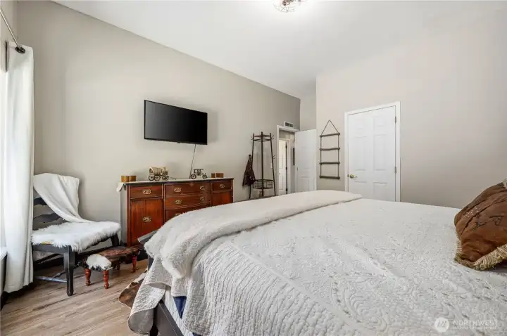 Bedroom e