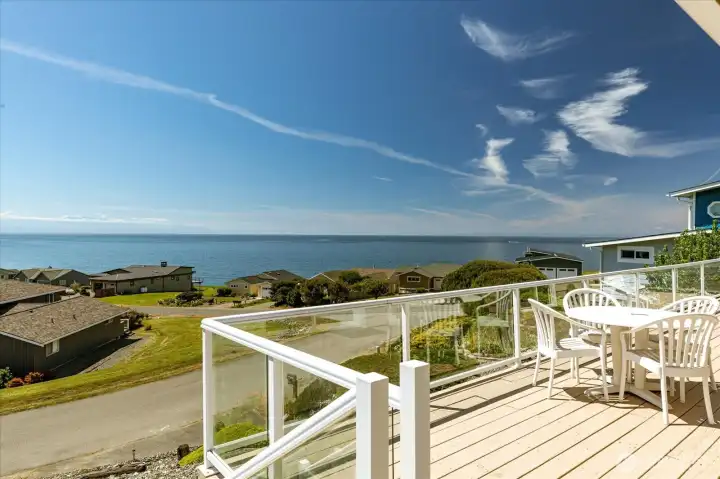 The full length deck takes advantage of enjoying the view outdoors.