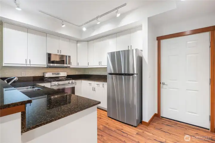 Large open kitchen w/ new stainless steel appliances