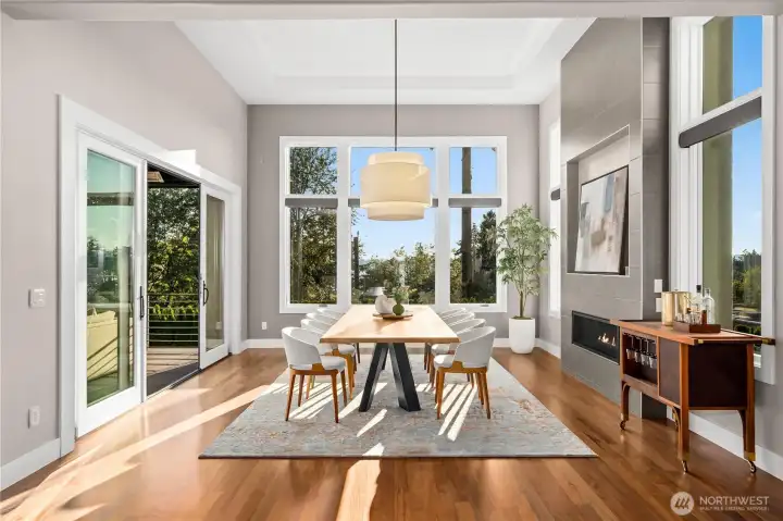 Bathed in natural light by day and transformed into a spectacular setting by evening, it offers an unforgettable backdrop for both intimate family dinners and elegant entertaining.