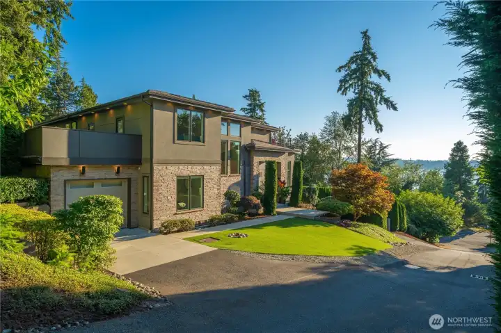 Just minutes to downtown Bellevue, Seattle, Mercer Island Country Club, parks, waterfront amenities, and top-rated Mercer Island schools